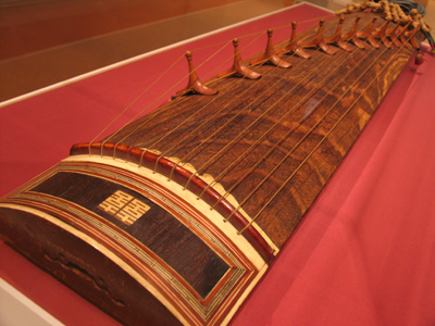 A Korean twelve-string zither, or kayakeum.  The symbol at the end is the Chinese character for a happy marraige.