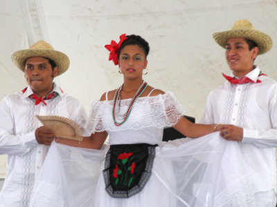 Rosita found it hard to choose between the affluent Ramon and the idealistic Paco.