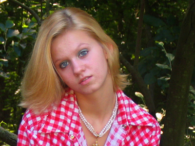 Unlike the June 24th, 2006, model, I can`t hint at how old this girl is, since nobody her age is famous yet.