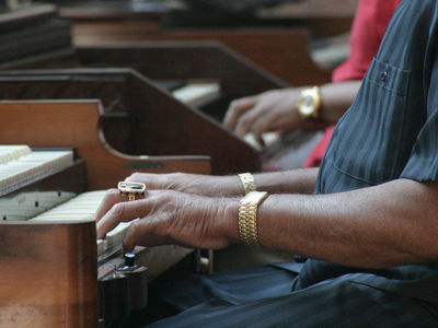 Three organists playing side by side looks very dull from the front, so I walked around to the side of the stage.