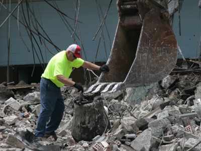 `Hardhat?  I don`t need no stinkin` hardhat!`