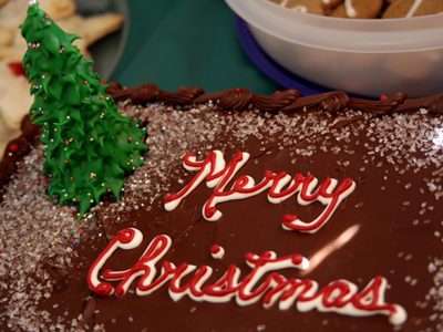 Don`t cut it until I`ve taken a picture!