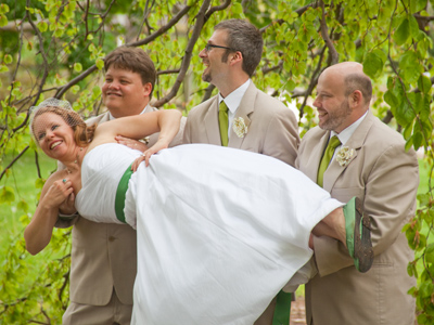Besides, I`d never be able to come up with all the clever poses that wedding photographers tend to suggest.