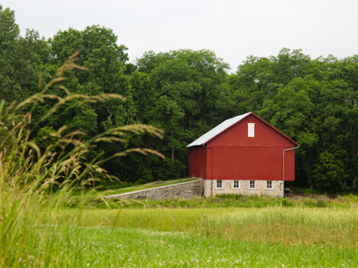 Early farmers used a homemade concoction of milk, lime, red iron oxide and linseed oil to seal the wood on their barns, resulting in the reddish color that is now traditional.