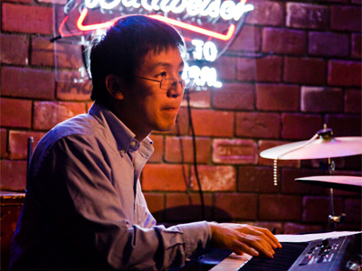 Keigo Hirakawa at the keyboard.