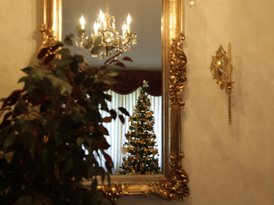 In fact, gold dominates the entire color scheme here.