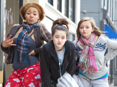 `Hey mistah, you take pitchers?  Take a pitchera us!  PHOTO SHOOT!  But I only got one shoe, so don sho dat.`