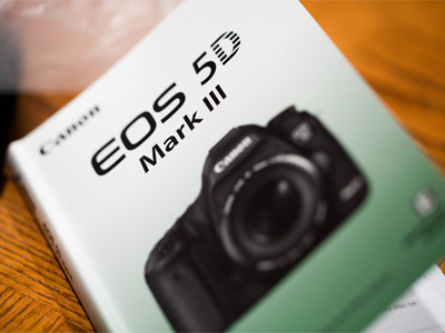 Here`s a better picture.  The manual tells you how to insert the battery on page 3, and how to charge it on page 28.