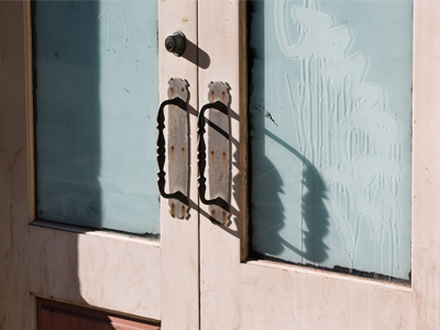 As I shot this, a sidewalk resident with no fixed address kept walking around me, but I didn`t photograph him.