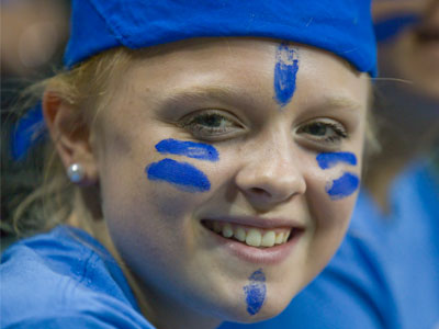 The people beside her thought they were in the photo too.