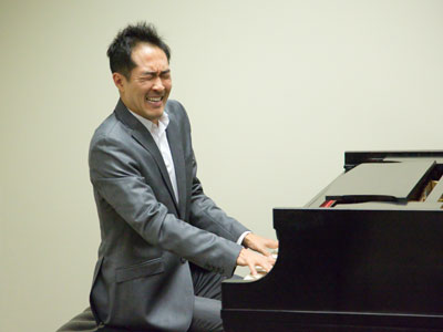 Alpin Hong doesn`t just perform -- he entertains.