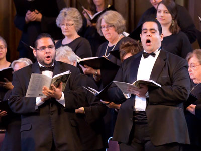 These two tenor don`t need no stinkin` microphones.