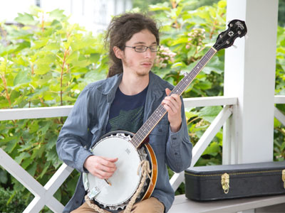 An organ would be out of place in this wedding ceremony.