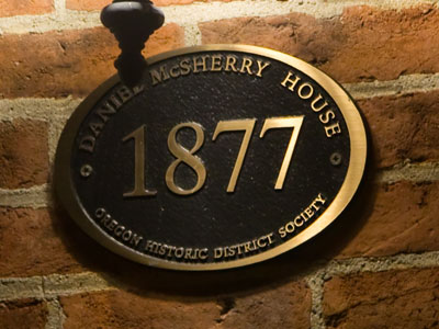 There aren`t many new houses in my neighborhood.