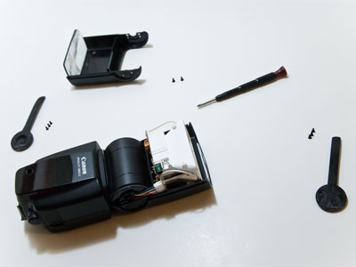 After watching three YouTube videos (only one of them in English), I know how to disassemble the flash unit.
