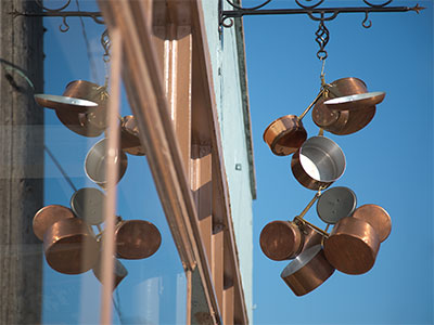 The neighbors` wind chimes drive me crazy.