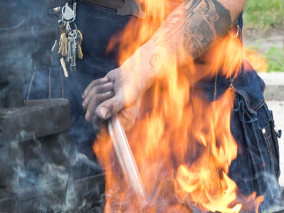 A real bladesmith doesn`t need gloves.