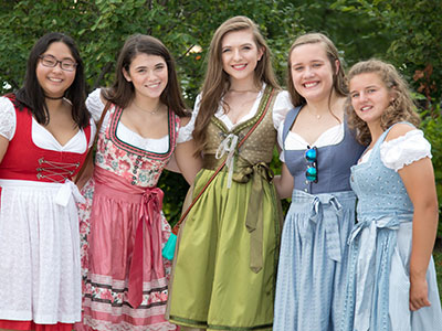 Funf deutsche Madchen.