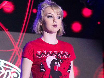 Fashion! Turn to the left.