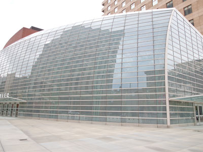 There used to be benches, and people living on them, but now both are gone (see September 25 above).