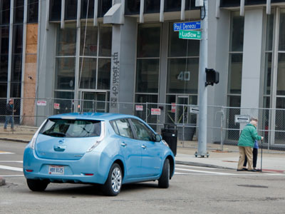 I criticize bad drivers all the time, so I should commend the driver of the blue car for being patient.