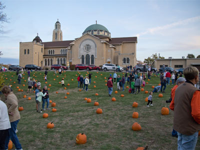 I decided to go to the Pumpkin Glow early to avoid the crowd.  Hundreds of other people had the same idea.
